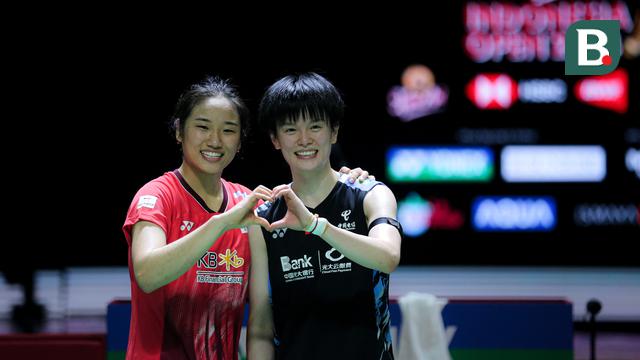 Foto: So Sweet! An Se Young dan Wang Zhi Yi Tukeran Bando setelah Laga Sengit di Semifinal Indonesia Open 2024