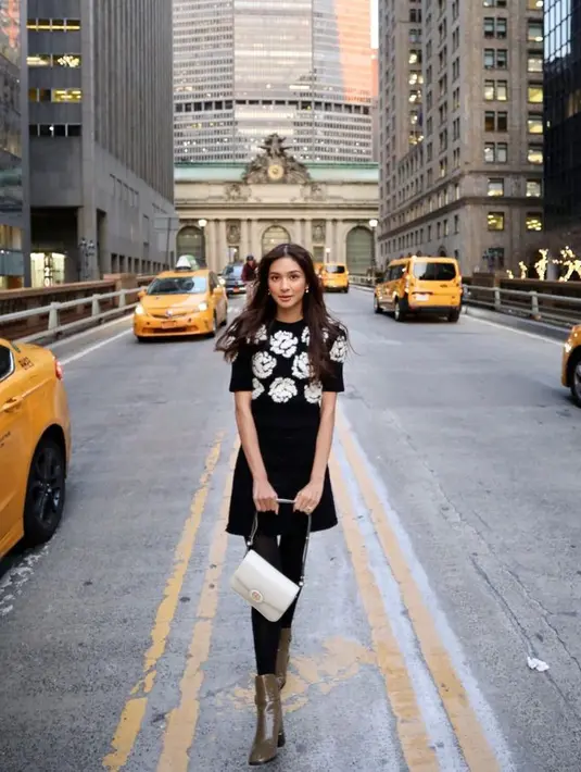 Untuk tampilan klasik, ia memakai dress dan skirt plus boots. [Foto: @miktambayong]