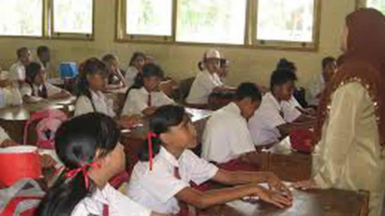 Guru PNSD Dapat Tambahan Penghasilan Rp 250 Ribu