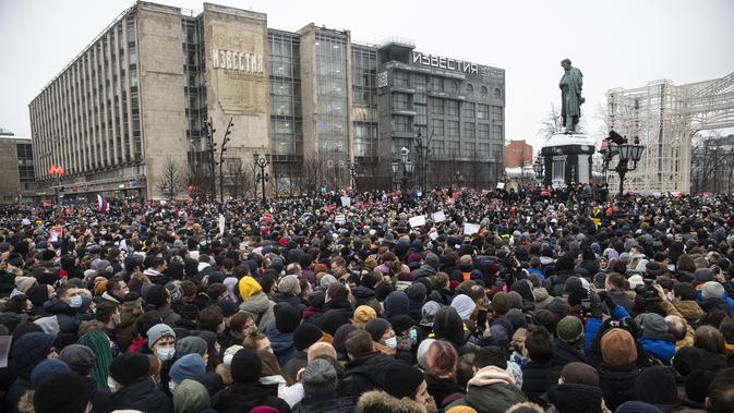 Orang-orang berkumpul di Lapangan Pushkin selama protes terhadap pemenjaraan pemimpin oposisi Alexei Navalny di Moskow, Rusia, Sabtu (23/1/2021). Demo ini mengecam pemerintah Vladimir Putin dan menuntut pembebasan pemimpin oposisi Alexie Navalny. (AP Photo/Pavel Golovkin)