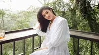 Berlibur ke Bali bersama sang kekasih, Naysilla Mirdad tampak memesona dalam balutan outfit yang sederhana. Dress bergaya bohemian dengan aksen ruffle pada bagian dada menampilkan kesan klasik yang tak lekang oleh waktu. (Instagram/ Naysilla Mirdad)