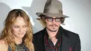 Johnny Depp bercerai dengan Amber Heard beberapa bulan lalu, kini dikabarkan kembali bersama dengan mantan kekasihnya, Vanessa Paradis. Keduanya terlihat sedang habiskan waktu bersama di sebuah tempat. (AFP/Bintang.com)