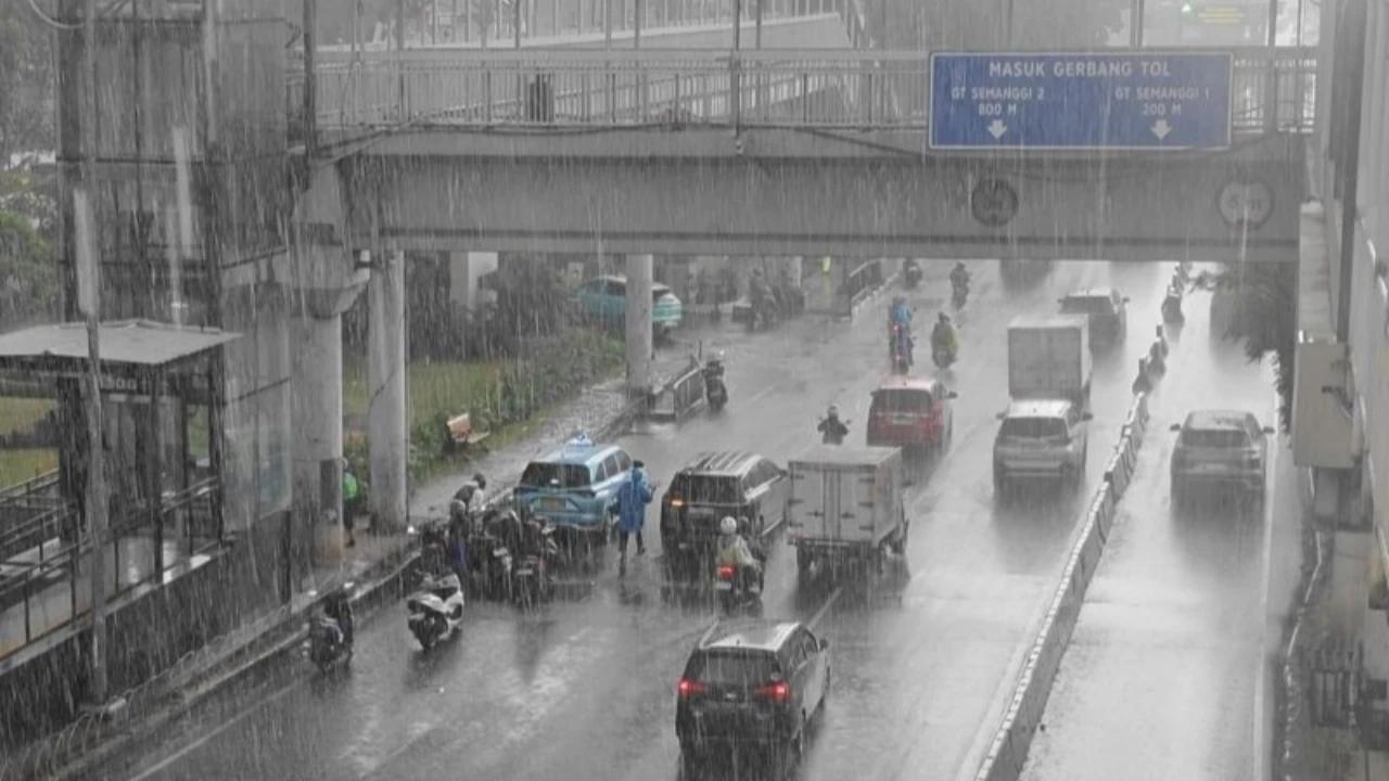 Prediksi BMKG: Jakarta Diguyur Hujan Hingga Sore Hari