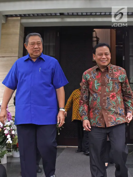 Ketua Umum Partai Demokrat Susilo Bambang Yudhoyono atau SBY (kiri) bersama Ketua Bawaslu Abhan (kanan) usai menggelar pertemuan tertutup terkait Pileg dan Pilpres di kediaman SBY di Kuningan, Jakarta, Selasa (10/7). (Liputan6.com/Herman Zakharia)