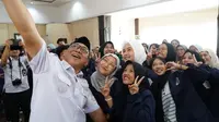 Wali Kota Cilegon Helldy Agustian foto bersama sejumlah mahasiswa Cilegon.