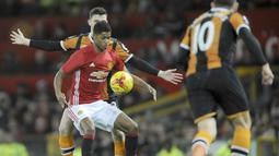 Pemain Manchester United (MU), Marcus Rashford mengontrol bola saat dihadang pemain Hull City,  Andrew Robertson pada laga semifinal leg pertama PIala Liga Inggris di Old Trafford stadium, Manchester, (10/1/2017). MU menang 2-0. (AP/Rui Vieira)