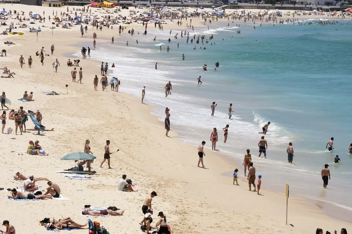 Merayakan Natal di Pantai Bondi Australia