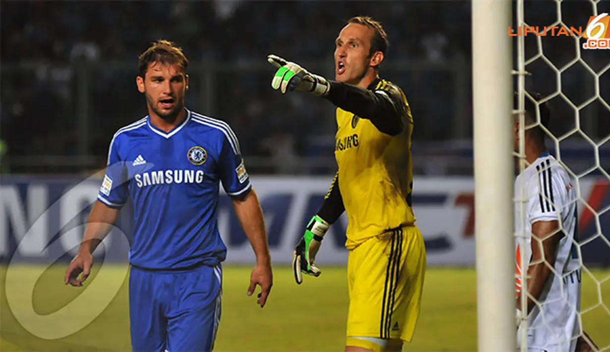 Mark Scwarzer dan Branislav Ivanovic berhasil meredam serangan yang dibangun Indonesia All Stars.(Liputan6.com/Helmi Fithriansyah)