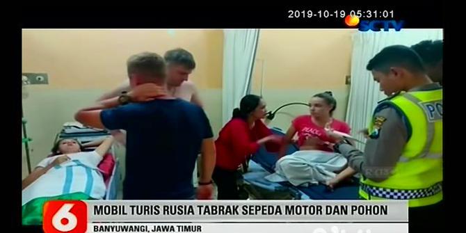 VIDEO: Mobil Tabrak Motor dan Pohon di Banyuwangi, 5 Turis Rusia Selamat