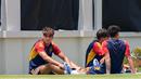 Ekspresi pemain Timnas Spanyol U-17, Marc Guiu (kiri), saat menjalani latihan dibawah sinar terik matahari yang berlangsung di Lapangan Sriwaru, Kecamatan Laweyan, Kota Solo, Rabu (8/11/2023). (Bola.com/Radifa Arsa)