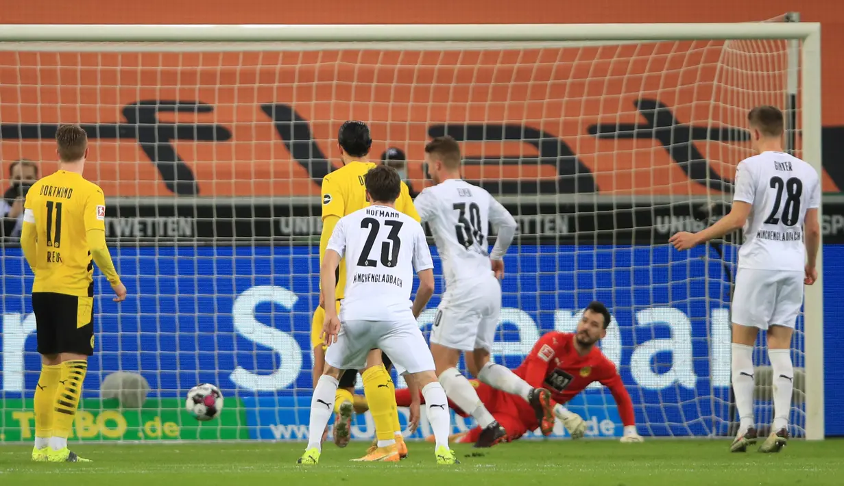 Bek Borussia Moenchengladbach, Nico Elvedi (ketiga dari kanan) mencetak gol penyeimbang 2-2 ke gawang Borussia Dortmund dalam laga lanjutan Liga Jerman 2020/21 pekan ke-18 di Borussia Park, Jumat (22/1/2021). Moenchengladbach menang 4-2 atas Dortmund. (AFP/Wolfgang Rattay/Pool)