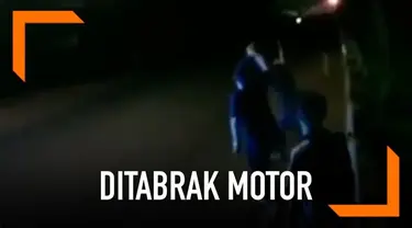 Akibat menonton terlalu dekat, seorang pria tertimpa nasib apes. ia tertabrak motor yang melintas dengan kecepatan tinggi hingga terpelanting ke udara.