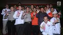 Wakapolda Metro Jaya, Brigjen Pol Suntana (ketiga kiri depan) berfoto usai pertemuan bersama manajemen dan pemain serta perwakilan suporter Persija di Jakarta, Senin (19/6). Pertemuan mengedukasi para suporter Persija. (Liputan6.com/Helmi Fithriansyah)