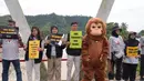 Tim Ekspedisi Hutan Merdeka  dan aktivis lingkungan melakukan aksi di Jembatan Trikora Batang Toru Sumatera Utara, Rabu, 19 Agustus 2026. (Istimewa)