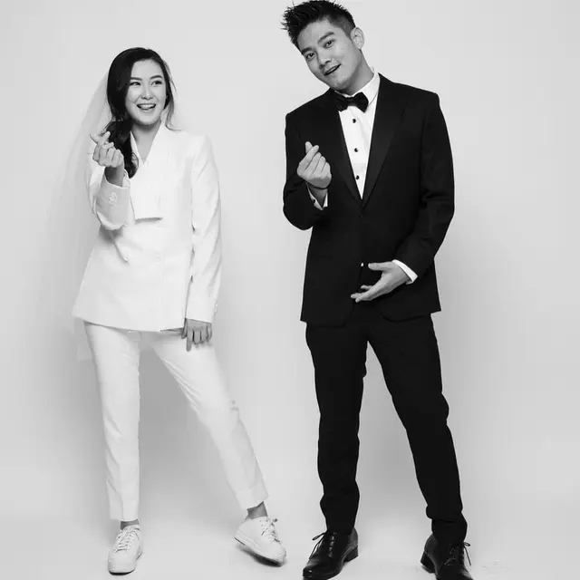 6 Potret Prewedding Pasangan Artis Bertema Monokrom, Simpel dan Elegan