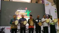 Deputi III Kemenpora, Raden Isnanta (ketiga dari kanan) saat membuka Haornas bersama Gubernur Kalsel Shabirin Noor (kedua dari kiri) (istimewa)
