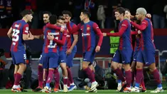 Gelandang Barcelona, Fermin Lopez (keempat kiri) merayakan gol pembuka saat pertandingan sepak bola leg kedua babak 16 besar Liga Champions melawan Napoli di Estadi Olimpic Lluis Companys, 12 Maret 2024. (LLUIS GENE/AFP)