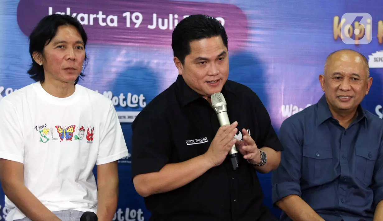 Menteri BUMN Erick Thohir (tengah) bersama Menteri Koperasi dan UKM Teten Masduki (kanan) dan drummer grup band Slank Bimbim saat peluncuran Slankops di Basecamp Slank, Jakarta, Selasa (19/7/2022). Slankops diluncurkan sebagai bentuk kepedulian dan dedikasi personelnya untuk memberdayakan generasi muda yang utamanya para Slanker dan wadah berproses menjadi wirausaha mandiri serta tangguh. (Liputan6.com/Herman Zakharia)