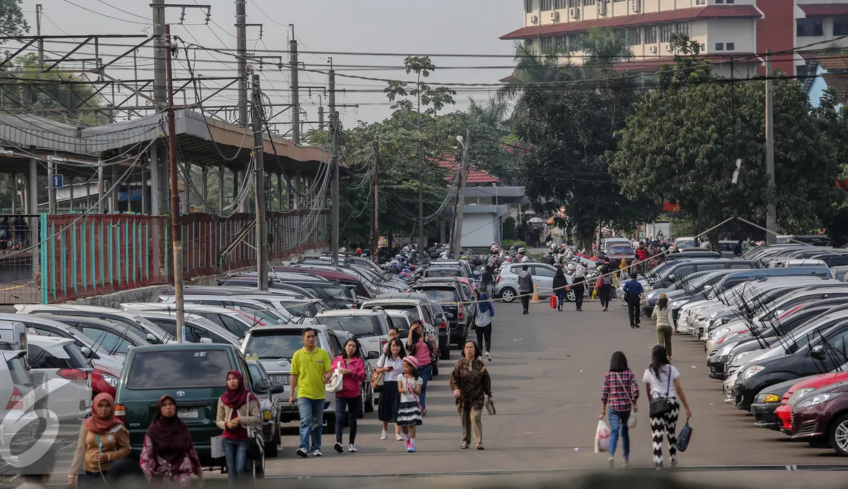 Suasana tempat parkir di Stasiun Pondok Cina, Depok, Kamis (6/8/2015). Membawa kendaraan hingga stasiun terdekat lalu berangkat menggunakan kereta bisa meminimalisir kemacetan di ibu kota. (Liputan6.com/Faizal Fanani)