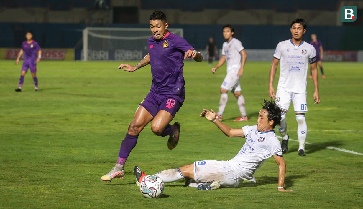 Di babak kedua, pertandingan berlangsung dengan alot lagi. Namun Persik Kediri kemudian bisa menekan pertahanan Arema FC. Namun serangan-serangan mereka belum ada yang mampu menggetarkan gawang Singo Edan. (Bola.com/Bagaskara Lazuardi)