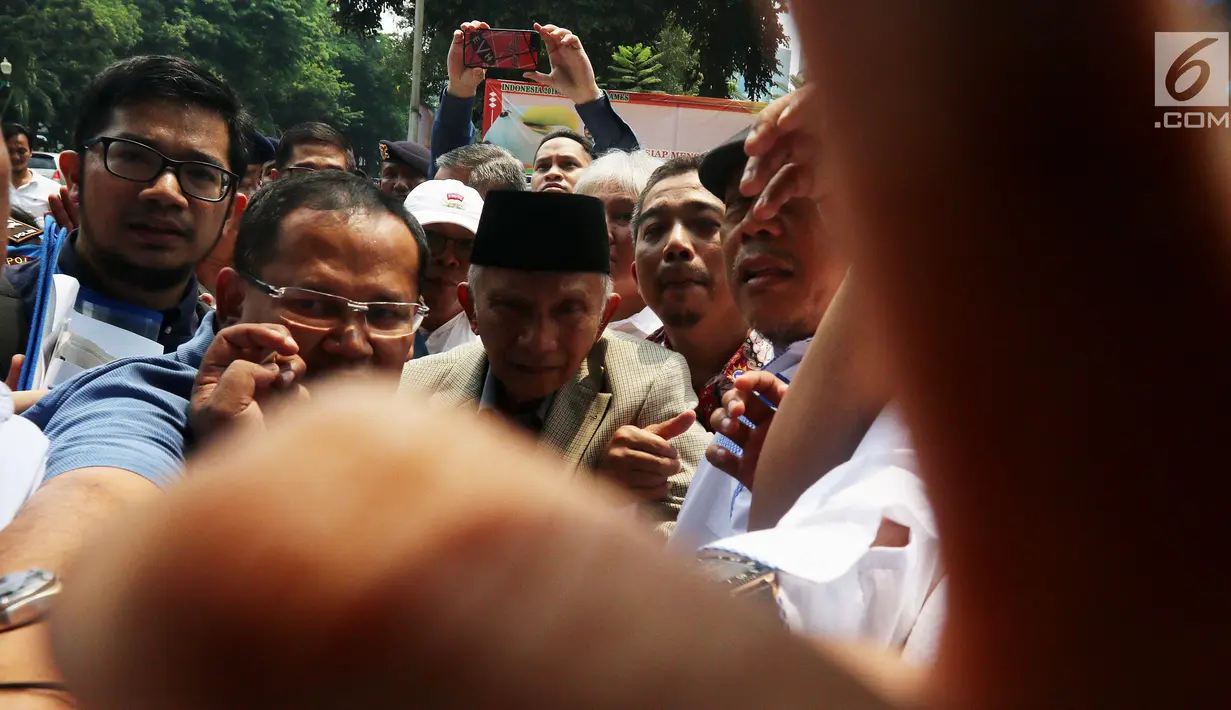 Mantan Ketua Umum DPP Partai Nasional Amanat (PAN), Amien Rais memenuhi panggilan kedua Polda Metro Jaya, Jakarta, Rabu (10/10). Amien Rais menjalani pemeriksaan sebagai saksi untuk tersangka ujaran kebohongan Ratna Sarumpaet. (Liputan6.com/Johan Tallo)