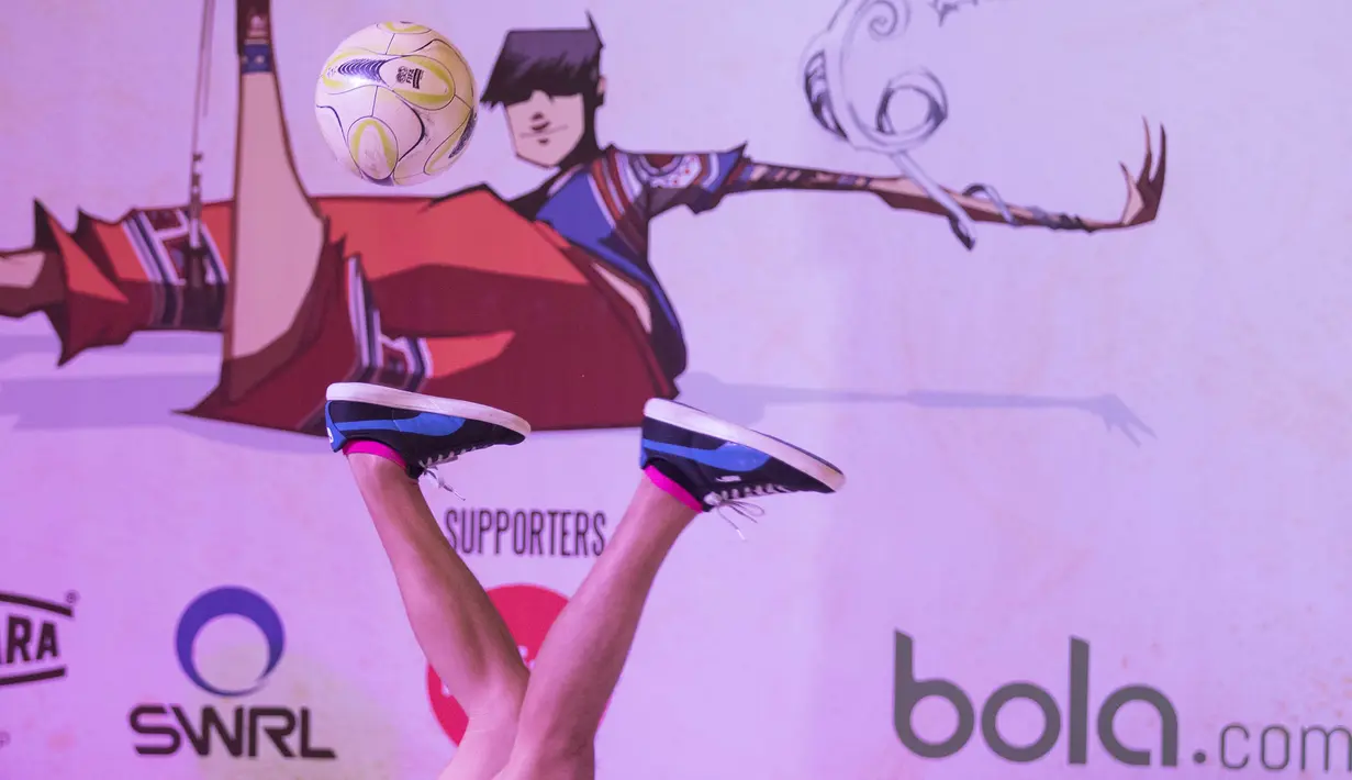 Freestyler, Mathias Andriyadi melakukan kontrol bola dengan posisi badan terbalik pada final Indonesia Freestyle Football Championship 2015 di Mall Pluit Village, Jakarta, Sabtu (14/11/2015). (Bola.com/Vitalis Yogi Trisna)