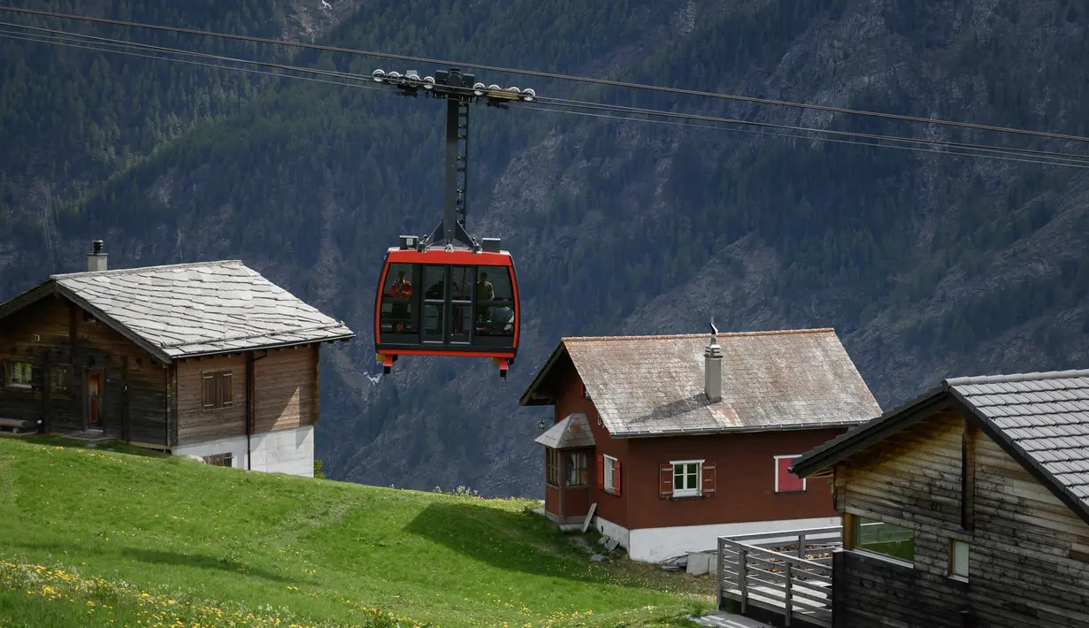 Kereta gantung di sekitar Stadion Ottmar Hitzfeld di tengah pegunungan Alpen Swiss (14/5/2020). Markas klub FC Gspon tersebut berada  pada ketinggian 2.000 meter di atas permukaan laut. (AFP/Fabrice Coffrini)