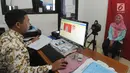 Petugas melakukan proses perekaman data pembuatan e-KTP di Kantor kelurahan Cinere, Depok, Kamis (27/12). Hari ini Disdukcapil daerah melaksanakan pelayanan jemput bola perekaman E-KTP serentak khusus pemula secara nasional. (Merdeka.com/Arie Basuki)