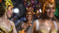 Anggota karnaval Uruguay, Comparsa, melakukan pertunjukkan tari selama parade karnaval Llamadas di Montevideo, Kamis (7/2). Para penari dengan menggunakan berbagai kostum menarik meriahkan parade tersebut di jalanan Montevideo. (PABLO PORCIUNCULA/AFP)