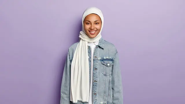 Ide Outfit Feminine Hijab Friendly (photo by freepik.com)