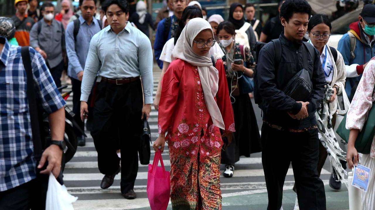 FOTO: Kebaya Warnai Peringatan Hari Kartini di Ruang Publik