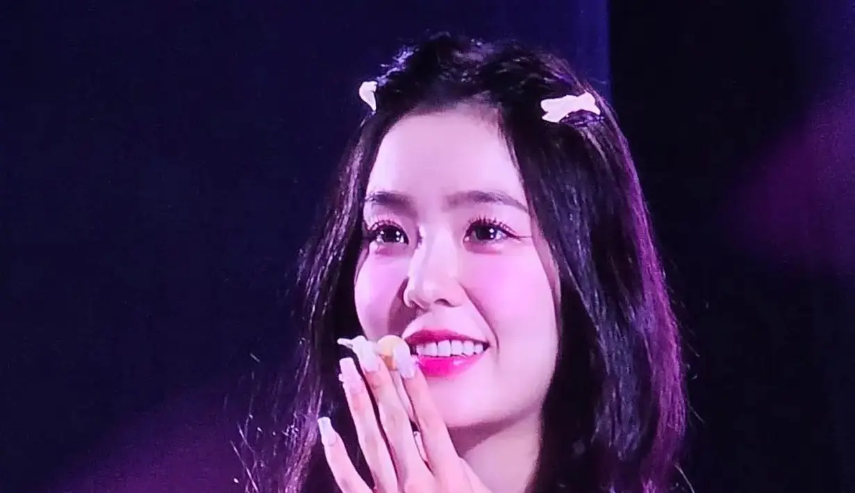 Tak ketinggalan Irene, memikat dengan dress lengan panjang bewarna pink manis. Meski tampak sedang tak enak badan, ia tetap menghibur fans dengan performance maksimal. [Instagram.com/irrenadh24]