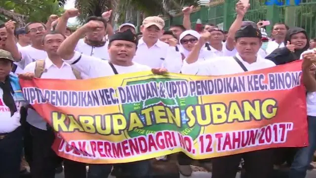 1000 Aparatur Sipil Negara (ASN) berunjuk rasa di depan gedung DPR-MPR menuntut penghapusan peraturan menteri dalam negeri.
