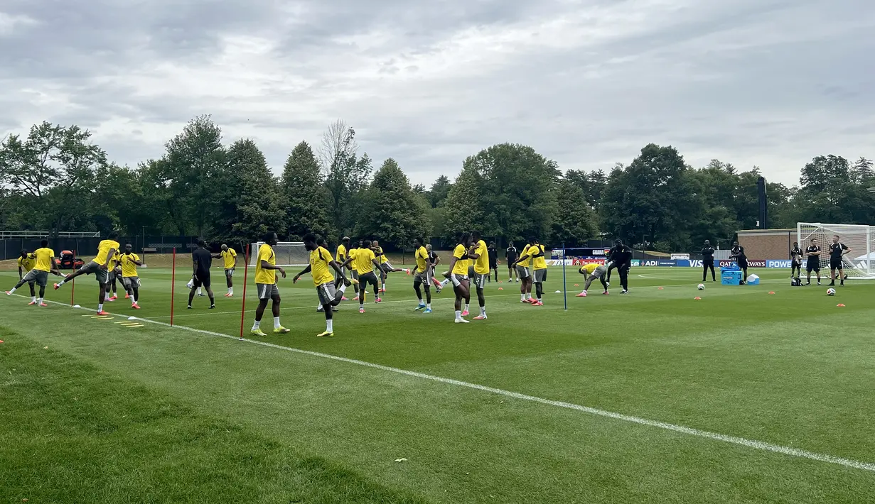 Pemain Timnas Ghana melakukan latihan peregangan dinamis saat sesi latihan di Bryant University, Rhode Island, Amerika Serikat, Senin (22/6/2026), sebagai persiapan menghadapi Inggris pada laga Grup L Piala Dunia 2026. (KLY Sports/Hery Kurniawan/Adv/Powerade)