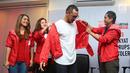 Giring Nidji dipakaikan jaket merah usai mendaftarkan diri menjadi anggota Partai Solidaritas Indonesia (PSI) di Jakarta, Rabu (6/9). Giring juga mendaftar sebagai calon legislatif dari PSI dalam Pemilu Legislatif 2019. (Liputan6.com/Herman Zakharia)