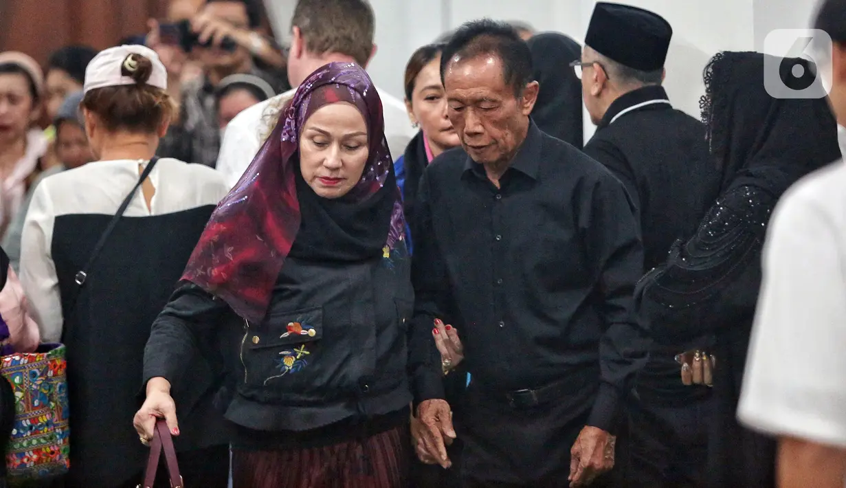 Gubernur Daerah Khusus Ibukota Jakarta periode 1997–2007, Sutiyoso terlihat hadir melayat pesohor legendaris Titiek Puspa di rumah duka di kawasan Pancoran, Jakarta Selatan, Kamis (10/4/2025) malam. (Liputan6.com/Angga Yuniar)