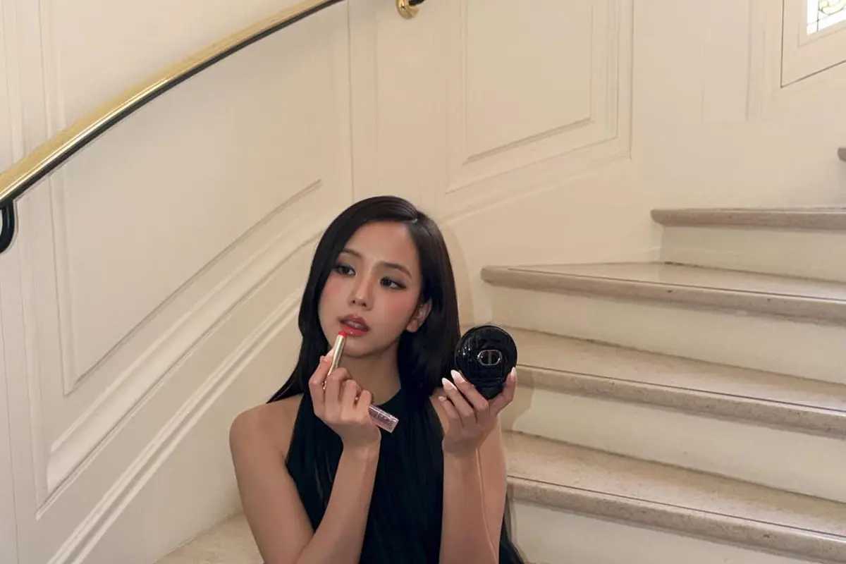 Hadiri Paris Fashion Week, Jisoo BLACKPINK Pikat Atensi dengan Soft Smokey Eyes Look