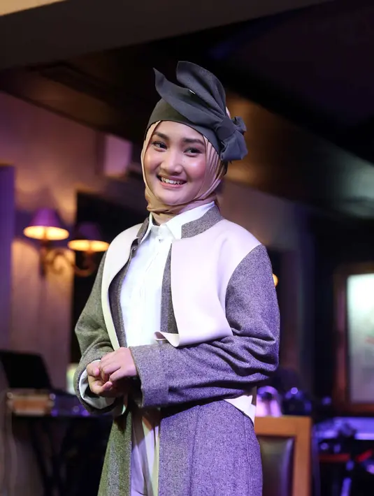 Lagu dengan makna mendalam karya Ismail Marzuki yang dipopulerkan Chrisye itu ia mengaku tertarik mendaur ulang kembali. Fatin secara resmi merilis lagu religi berjudul Ketika Tangan dan Kaki Berkata. (Nurwahyunan/Bintang.com)