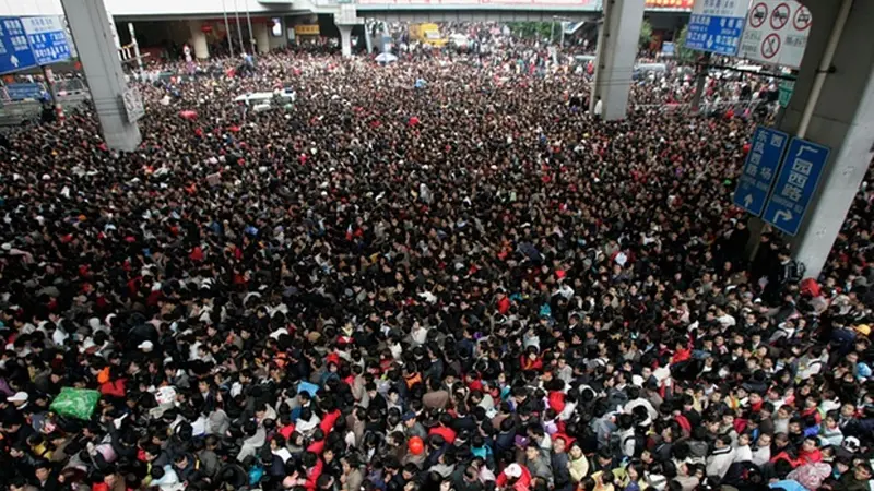 Cuaca Buruk, 100.000 Orang Terjebak di Stasiun demi Mudik Imlek