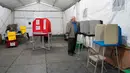 Electoral college atau suara elektoral merupakan sekelompok orang yang bertugas mewakili tiap negara bagian di AS untuk memilih presiden dan wakil presiden saat pemilu berlangsung. Umumnya, anggota electoral college terdiri dari petinggi negara, tokoh berpengaruh, atau sosok yang berafiliasi dengan calon presiden dan wakil presiden AS. (Allison Joyce/AFP)