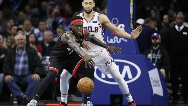 Ben Simmons melakukan layup saat Sixers melawan Raptors di lanjutan NBA