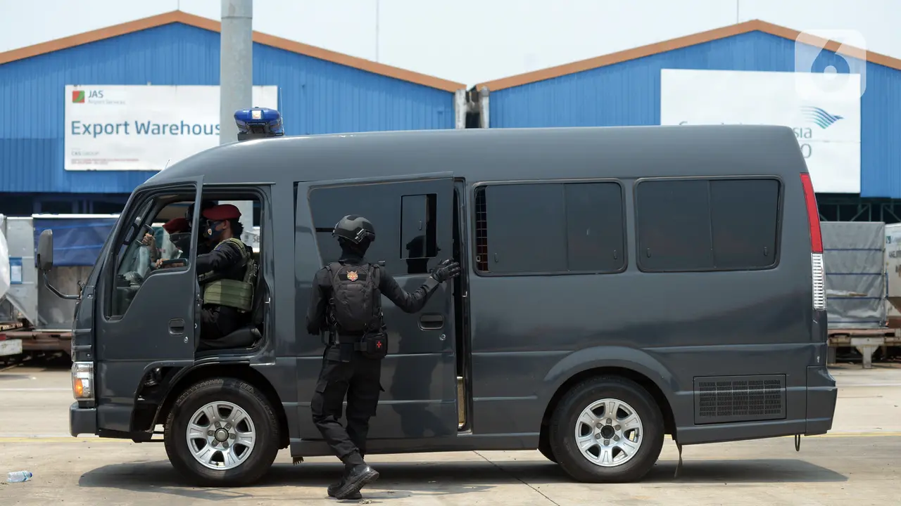 FOTO: 22 Terduga Teroris dari Jawa Timur Dipindahkan ke Jakarta