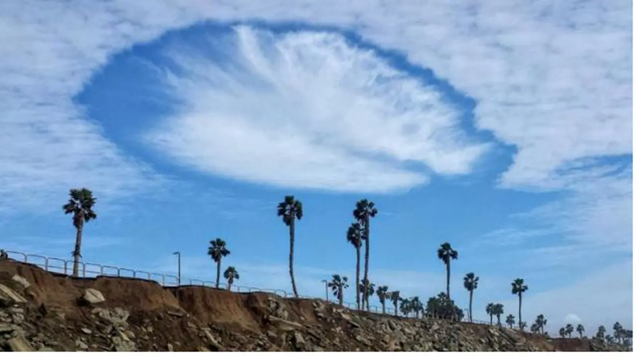 Awan Super Aneh Berbentuk Kapal UFO Terlihat di Langit California