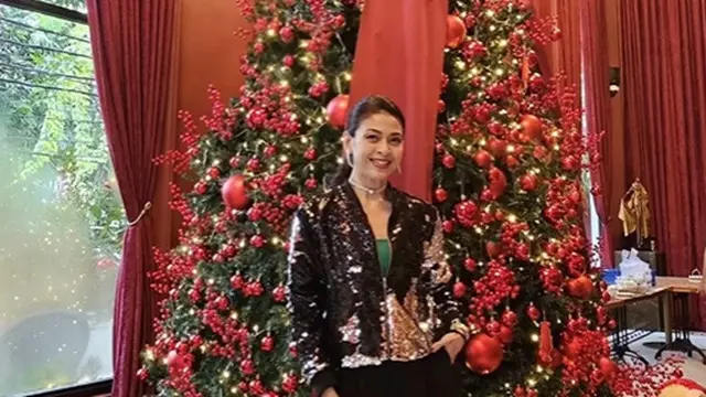 Potret Indira Paramarini Sudiro Rayakan Natal