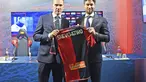 Pelatih baru Genoa Andriy Shevchenko (kiri) dan Presiden Josh Wander berpose dengan jersey tim selama presentasi resmi di stadion Luigi Ferraris di Genoa, Italia, Rabu (10/11/2021). Genoa secara resmi menunjuk Andriy Shevchenko sebagai pengganti Davide Ballardini. (Tano Pecoraro/LaPresse via AP)