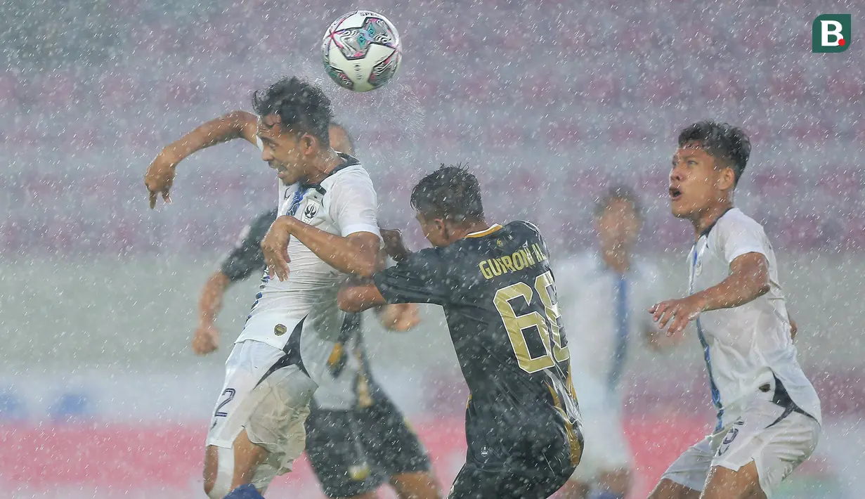 Pemain PSIS Semarang, Taufik Hidayat (kiri) berebut bola dengan pemain Dewa United FC, Gufroni Al Maruf (tengah) dalam lanjutan babak penyisihan Grup A Piala Presiden 2022 antara Dewa United FC menghadapi PSIS Semarang di Stadion Manahan, Solo, Jawa Tengah, Jumat (17/6/2022). (Bola.com/Arief Bagus)