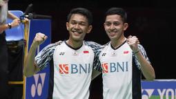 Fajar Alfian/Muhammad Rian Ardianto tampil meyakinkan pada final di Axiata Arena, Kuala Lumpur. Mereka menang dua gim langsung 21-12, 21-19. (AP Photo/Kien Huo)