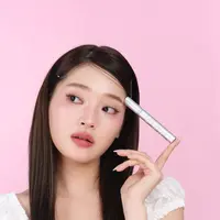 Tampil manis tanpa full makeup, cukup tonjolkan tatapan mata dan bibir yang lembap untuk kesan romantis seharian. [Dok/barenbliss].