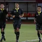 Thoriq M. Alkatiri (tengah) menjadi wasit dalam pembukaan Torabika Soccer Championship presented by IM3 Ooredoo. (Liputan6.com/Helmi Fithriansyah)