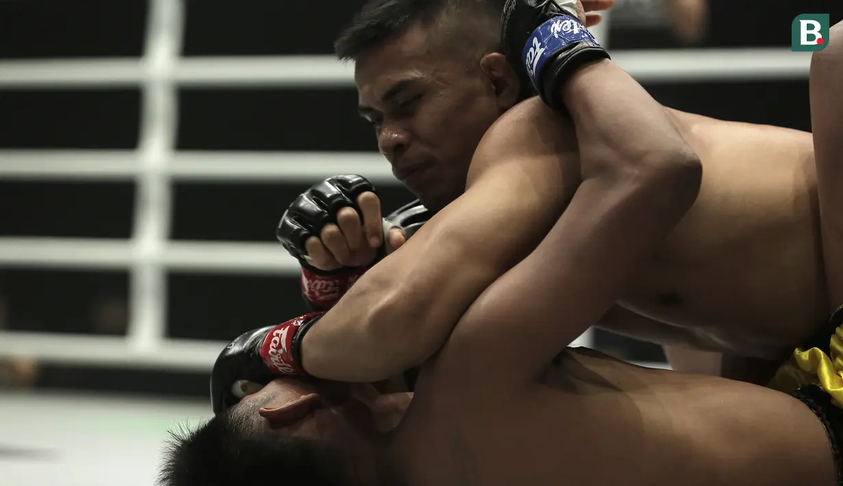 Petarung Indonesia, Eko Roni Saputra, saat melawan petarung Kamboja, Khon Sichan, di ajang One Championship, One: Warrior's Code di Istora Senayan, Jakarta, Jumat (7/2). Eko Roni menang mudah atas Khon Sichan. (Bola.com/Yoppy Renato)